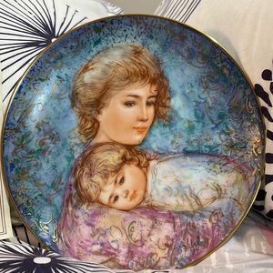 1984 Edna Hibel Mothers Day Plate,22k Gold Rim plate #4692E